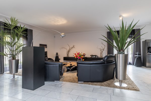 Foto - Te koop: Op een schitterende en rustige locatie in de geliefde villawijk "Moltbos" staat deze stijlvolle, vrijstaande villa met een uitzonderlijk royaal woonoppervlak.